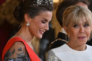 ŽENA-IN - Módní souboj na státní večeři: Letizia zazářila v ledově modré, Brigitte Macron vedle ní úplně zanikla